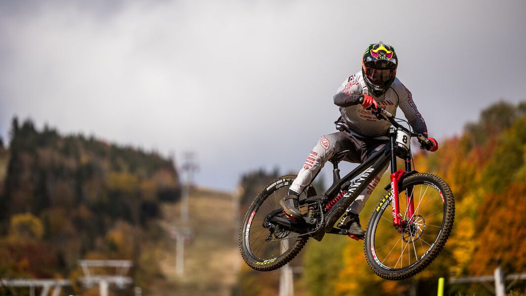 Troy Brosnan on his MTB Sender CFT Team – Pro Athlete Riding Downhill Troy Brosnan on his MTB Sender CFT Team – Pro Athlete Riding Downhill