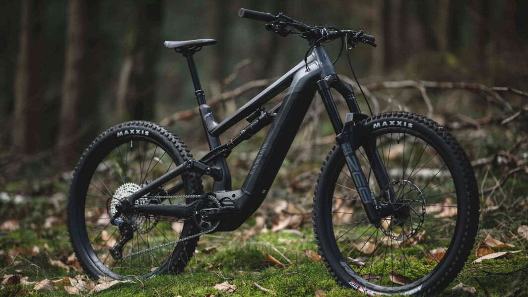 Canyon Torque:ON full-power e-MTB – Built to send. Learn how to choose the right e-MTB for big lines, bold moves, and next-level trail adventures. Canyon Torque:ON electric mountain bike in forest setting, showcasing full-power e-MTB design for riders researching how to choose the right e-MTB