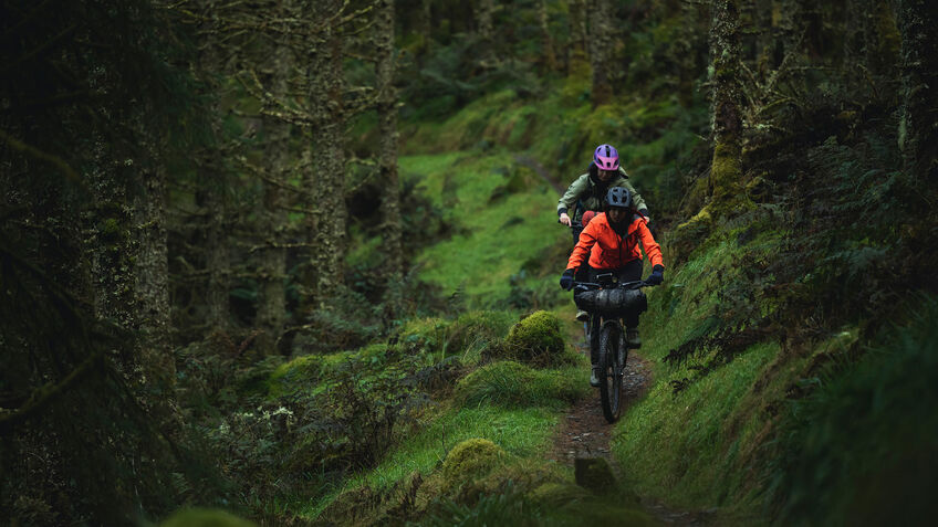 La aventura ciclista de Vedangi y Maya
