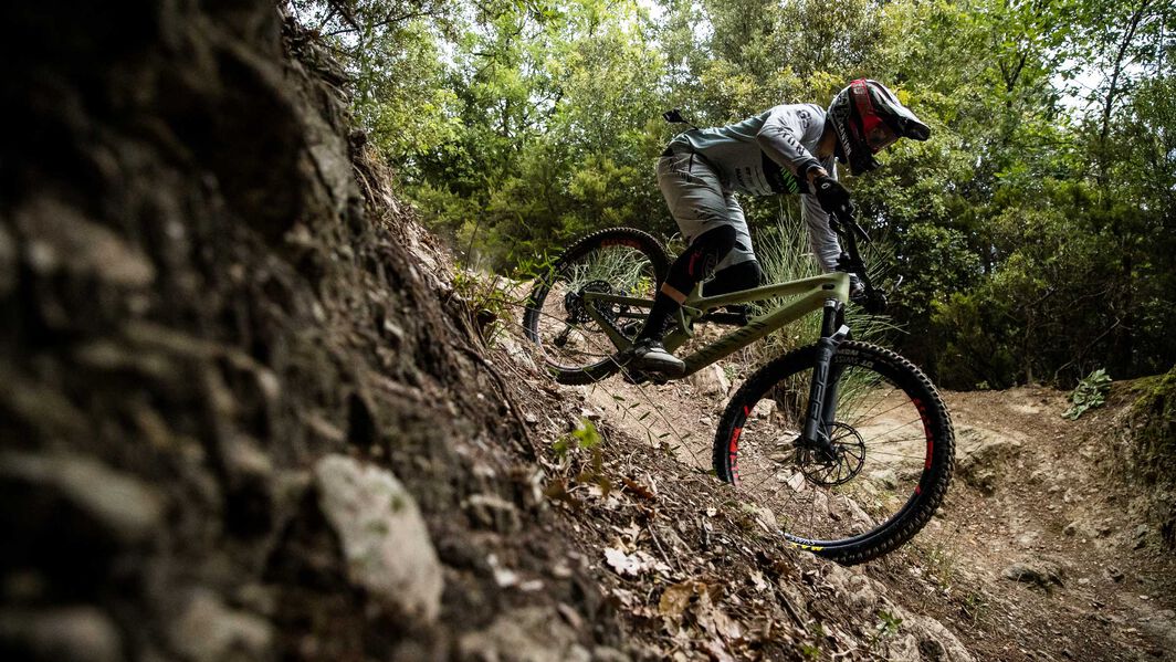 Enduro bikes excel in tackling demanding downhill trails with their advanced features and durable design. Enduro bikes excel in tackling demanding downhill trails with their advanced features and durable design.