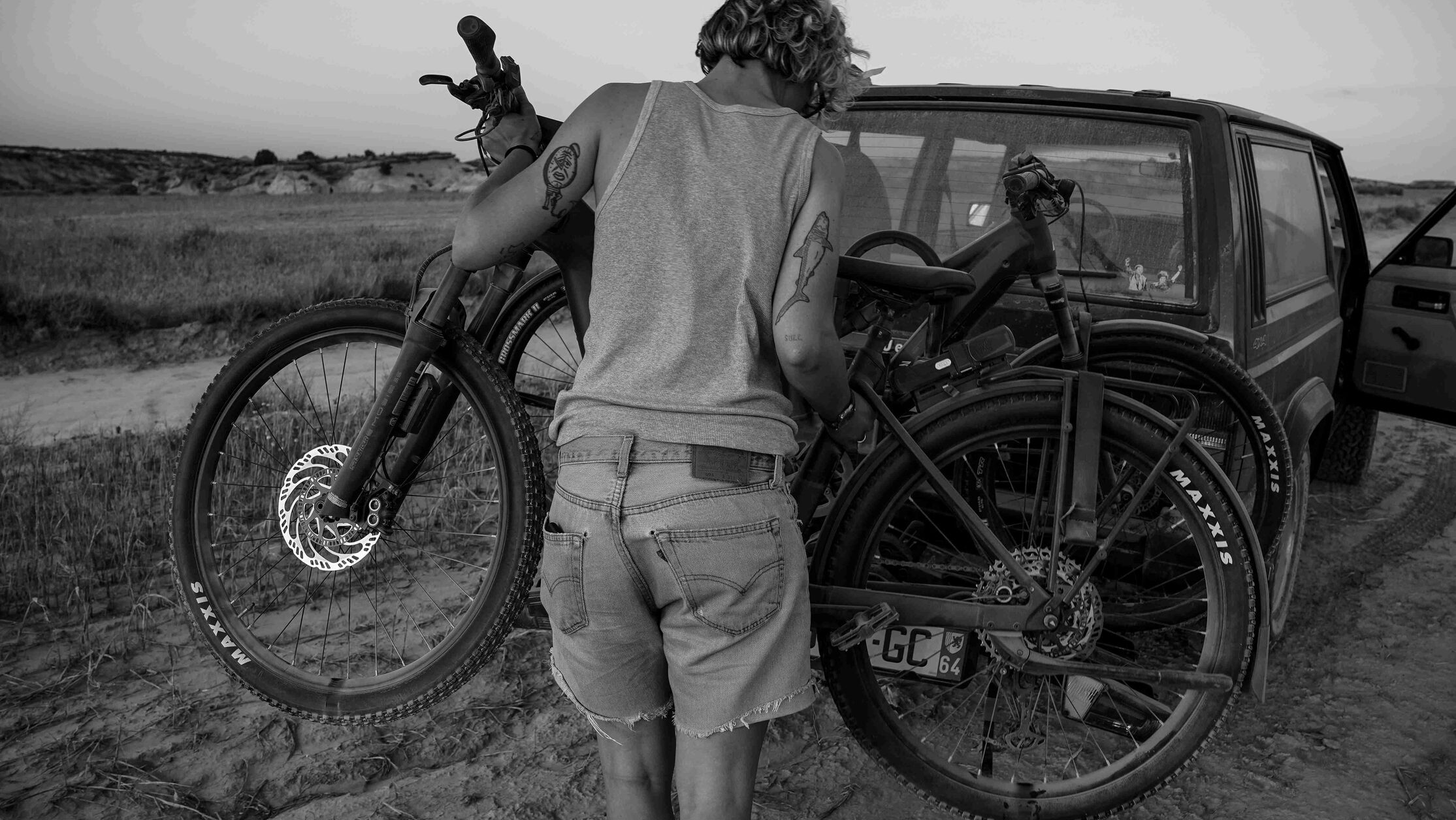 Wie du dein E-Bike auf dem Hecktr&auml;ger transportierst - siehst du hier