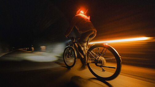 Buďte vidět a zůstaňte v bezpečí: Výběr správných světel na kolo na zimu