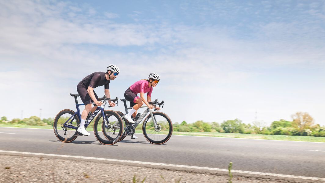 Experience speed and precision with the Aeroad CF SL road bike by Canyon. Experience speed and precision with the Aeroad CF SL road bike by Canyon.