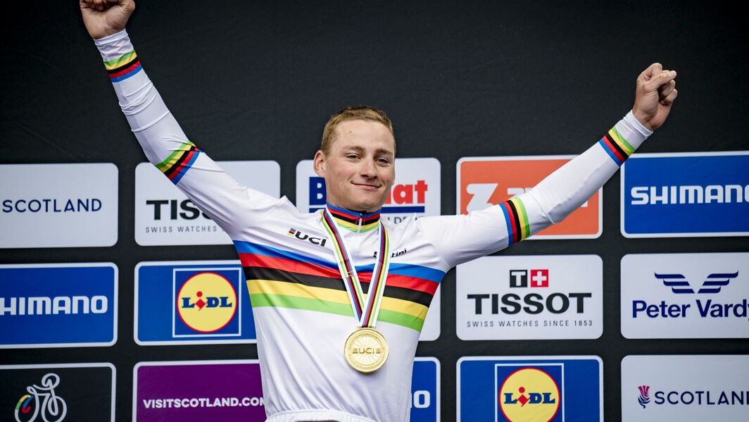 Mathieu van der Poel gana la carrera masculina de élite en carretera en el Campeonato del Mundo de la UCI (2023)