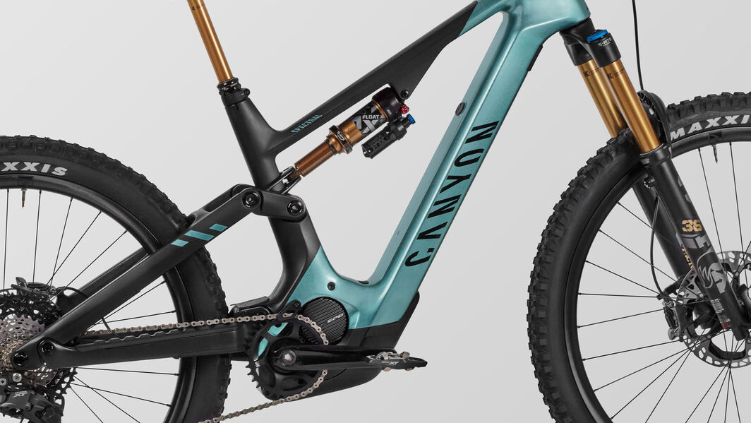 Canyon Spectral:ON CFR TQ BK – Full Suspension E-MTB for Aggressive Trail Rides Side view of a Canyon Spectral:ON CFR TQ BK full-suspension mountain bike, featuring a carbon frame, FOX suspension, Shimano drivetrain, and Maxxis tires for technical off-road terrain.