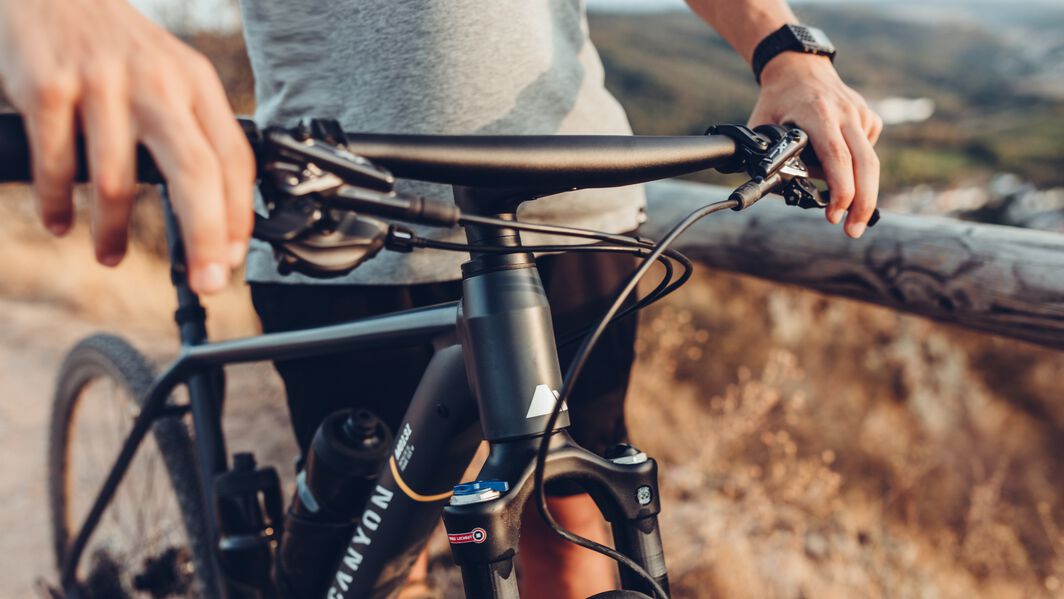 Mountain Bike vs. Hybrid Bike Mountain Bike vs. Hybrid Bike
