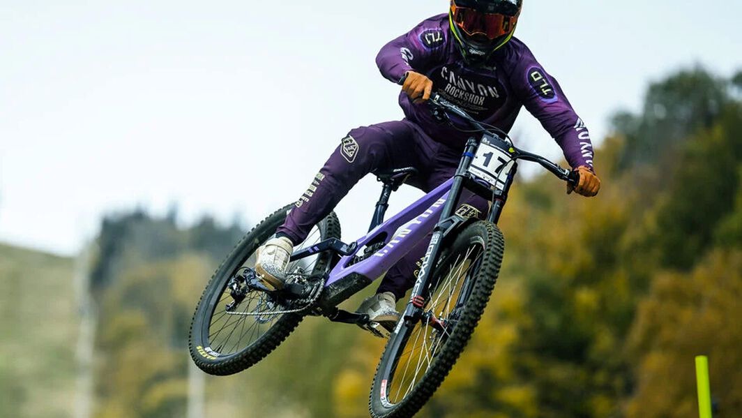 Canyon Sender CFR: Dominating downhill terrain with precision.