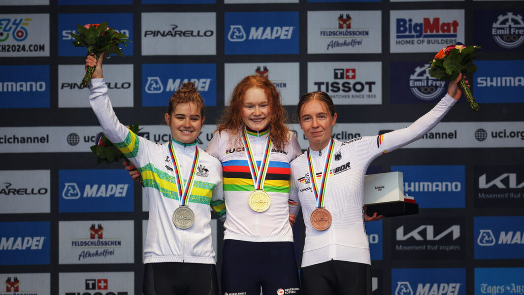 Riders Puck Pieterse (NL), Neve Bradbury (AU), and Antonia Niedermaier (DE) won the U23 gold, silver, and bronze medals, respectively. Riders Puck Pieterse (NL), Neve Bradbury (AU), and Antonia Niedermaier (DE) won the U23 gold, silver, and bronze medals, respectively.