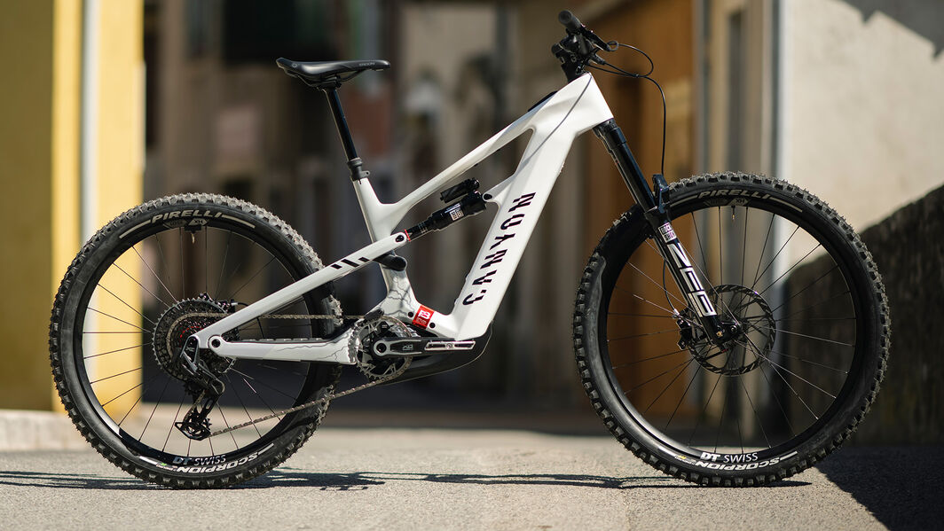 What Is a Full-Power E-MTB? Meet the Canyon Strive:ON – Ultimate Enduro Electric Mountain Bike Side view of Canyon Strive:ON full-power e-mtb, showcasing high-performance enduro design for riders seeking the true definition of a full-power electric mountain bike