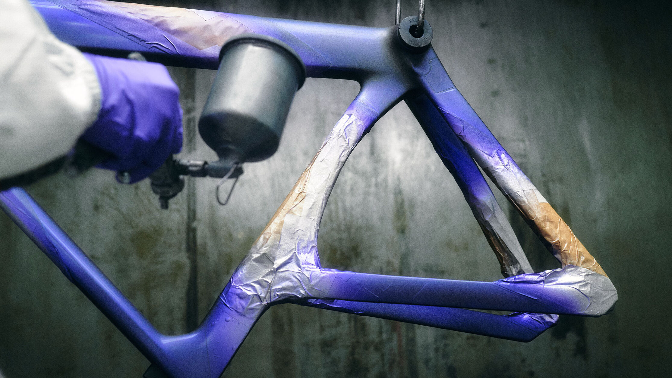 MyCanyon Manoの塗装作業は、極めて複雑で、手作業で行われ、数層の塗装が施されています。