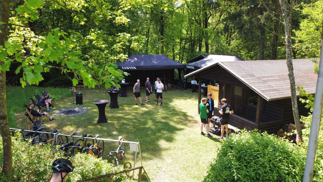 Snacks, Getränke, Bike-Service und ein spannendes Rennen – die perfekten Pit Stops für eine unvergessliche Fahrt! Snacks, Getränke, Bike-Service und ein spannendes Rennen – die perfekten Pit Stops für eine unvergessliche Fahrt!