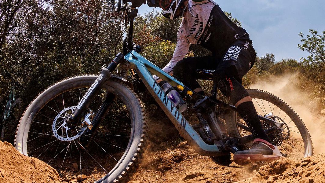 Hemos diseñado la Strive CFR exclusivamente con ruedas de 29” para maximizar la tracción y la rodadura, lo que permite a los riders mantener velocidades más altas Hemos diseñado la Strive CFR exclusivamente con ruedas de 29” para maximizar la tracción y la rodadura, lo que permite a los ciclistas mantener velocidades más altas