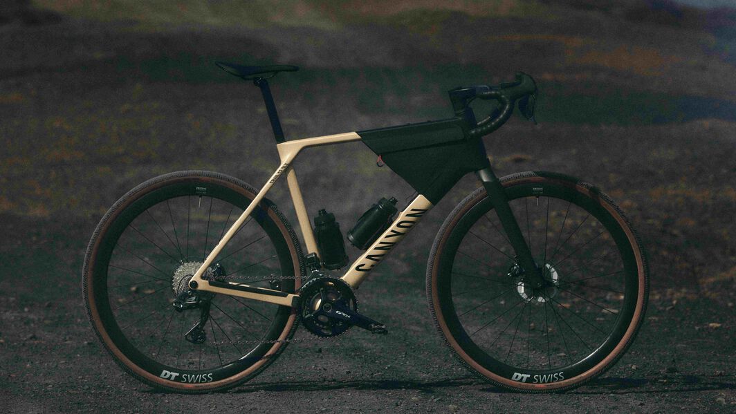 Canyon Grail grussykkel med rammeveske og vannflasker, designet for utholdenhet og opplevelsessykling på offroad-stier.