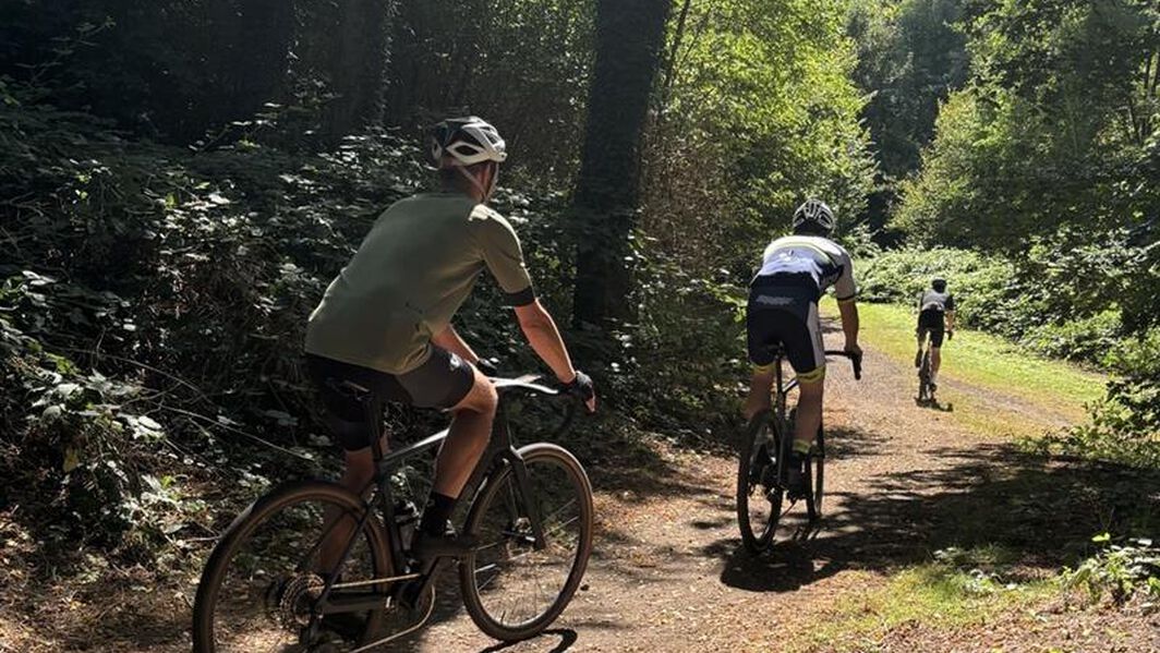 Erlebe Fahrspaß: Vielfältige Trails und atemberaubende Natur mit unseren Gravel Bikes! Erlebe Fahrspaß: Vielfältige Trails und atemberaubende Natur mit unseren Gravel Bikes!